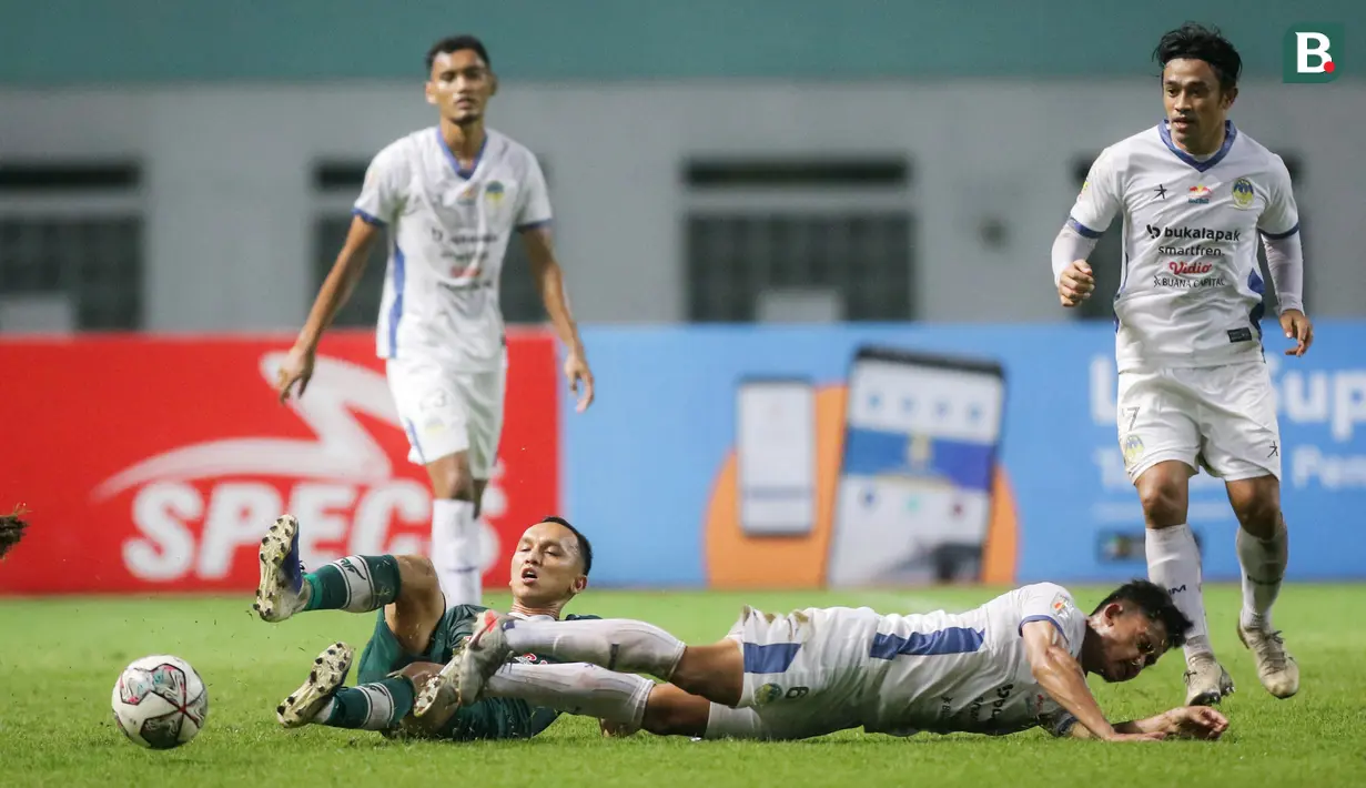 Sementara PSMS Medan tetap menjadi juru kunci karena baru mengoleksi satu poin. (Bola.com/Bagaskara Lazuardi)