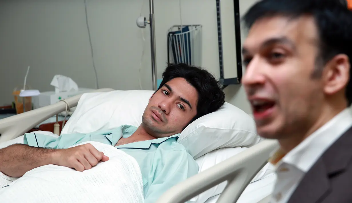 Aktor 28 tahun dirawat akibat penyakit tipus. Dan menjalani perawatan di Rumah Sakit Medistra, Jakarta Selatan. (Deki Prayoga/Bintang.com)