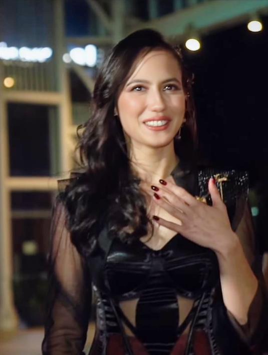 Penampilan Memukau Pevita Pearce di Gala Premiere Sri Asih - Foto