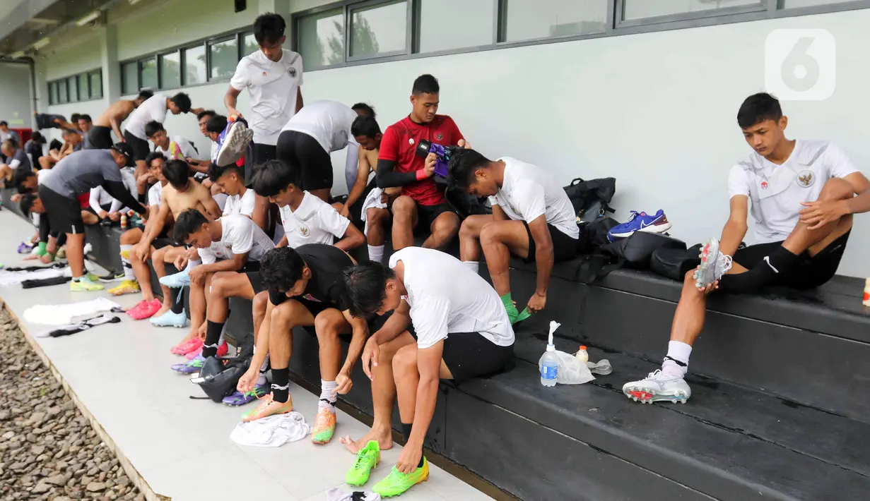 Para pemain Timnas Indonesia U-20 usai berlatih di Lapangan A Senayan, Jakarta, Rabu (15/2/2023). Timnas Indonesia U-20 menjalani pemusatan latihan jelang kejuaraan Piala Asia U-20 2023 dan akan mengikuti mini tournament yang digelar oleh PSSI. (Liputan6.com/Herman Zakharia)