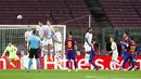 Pemain Barcelona Lionel Messi(kanan) melakukan tendangan bebas saat menghadapi Dynamo Kyiv pada pertandingan Grup G Liga Champions di Camp Nou, Barcelona, Spanyol, Rabu (4/11/2020). Barcelona menang 2-1. (AP Photo/Joan Monfort)