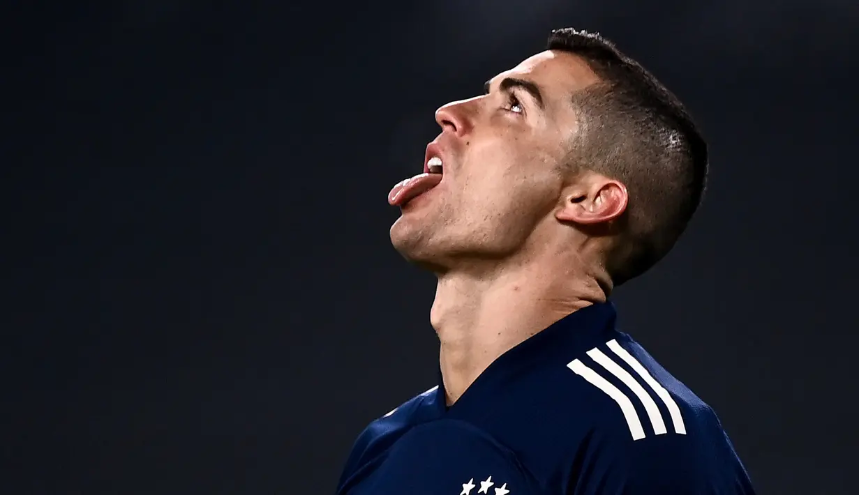 Striker Juventus, Cristiano Ronaldo tampak kecewa usai gagal memanfaatkan peluang dalam laga lanjutan Liga Italia 2020/21 melawan Sassuolo di Allianz Stadium, Turin, Rabu (10/1/2021). (AFP/Marco Bertorello)