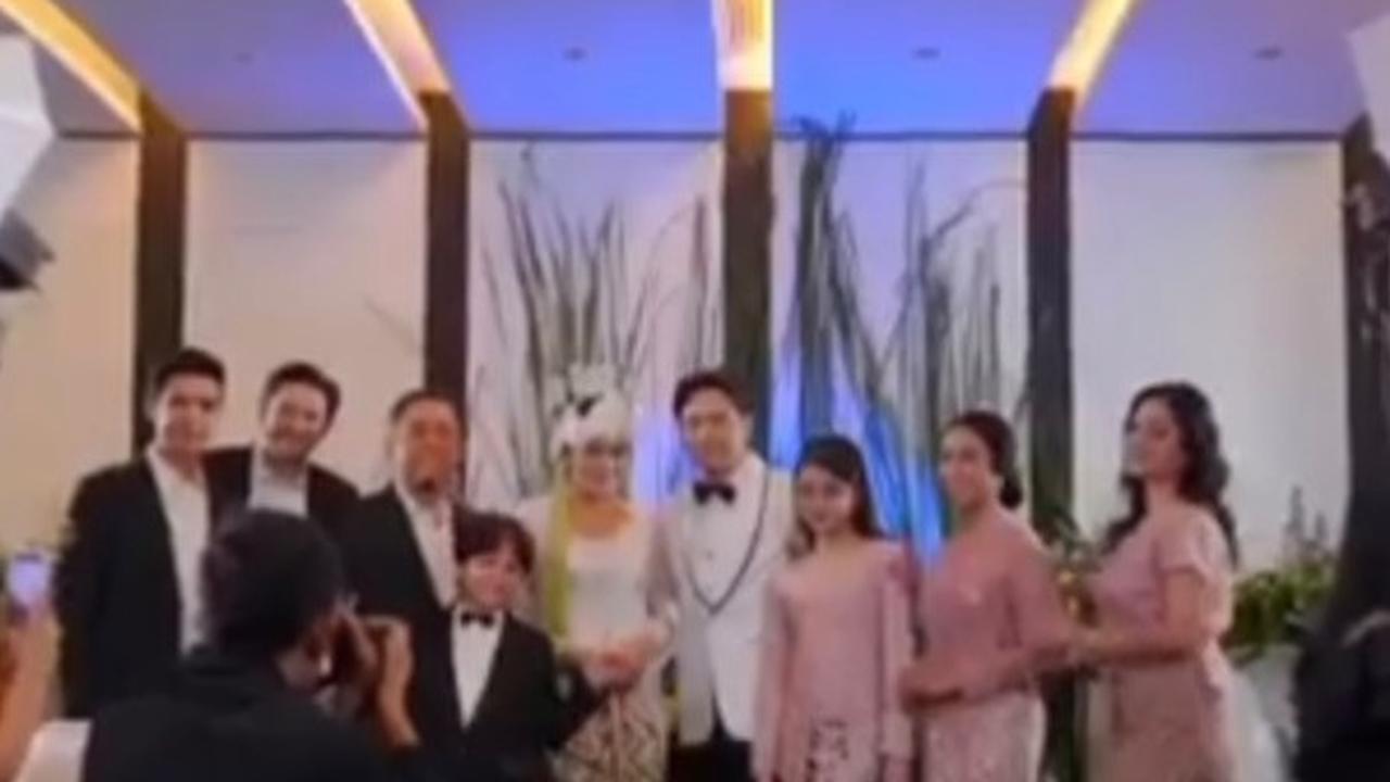 Lika-liku cinta Ridho dan Salwa akhirnya berakhir di pelaminan. Momen ini disambut hangat oleh keluarga keduanya.