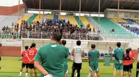 BRI Liga 1: Bonek Datangi Latihan Persebaya, Bakar Semangat Pemain Jelang kontra Arema FC