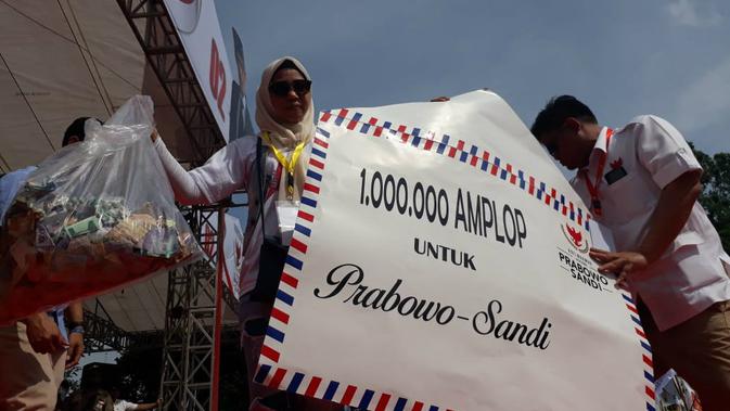 Amplop untuk Prabowo-Sandiaga saat kampanye di Tangerang, Banten. (Liputan6.com/ Pramita Tristiawati)