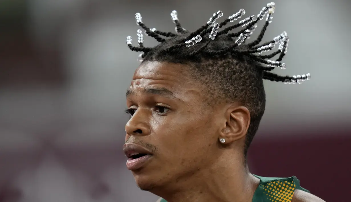 Shaun Maswanganyi dari Afrika Selatan melakukan pemanasan untuk nomor lari 100 meter putra pada Olimpiade Tokyo 2020 di Tokyo, Jepang, 31 Juli 2021. (AP Photo/David J. Phillip)