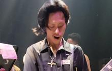 Cerita Farrel Berdamai dengan Sindrom Tourette Piramidal Lewat Main Gitar dan Musik