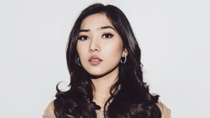 Isyana Sarasvati, si Cantik dengan Khas Makeup Flawless