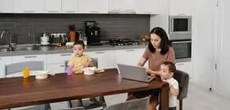 Di balik ibu yang selalu sigap, ada standar sosial yang membentuk peran pengasuhan hingga terasa tidak setara. [Dok/Pexels.com/Jep Gambardella].
