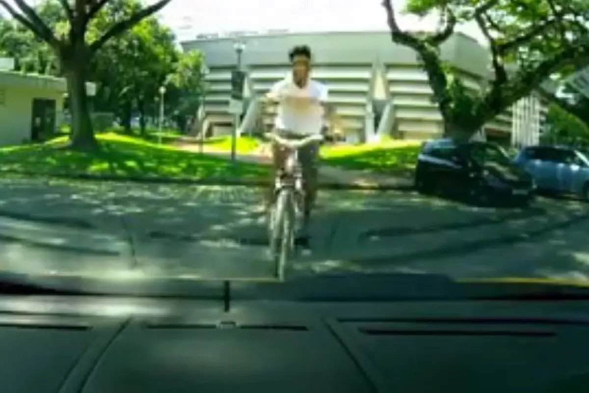 [Bintang] Nakal Banget, Bocah Ini Main Sepeda di Atas Lamborghini Orang