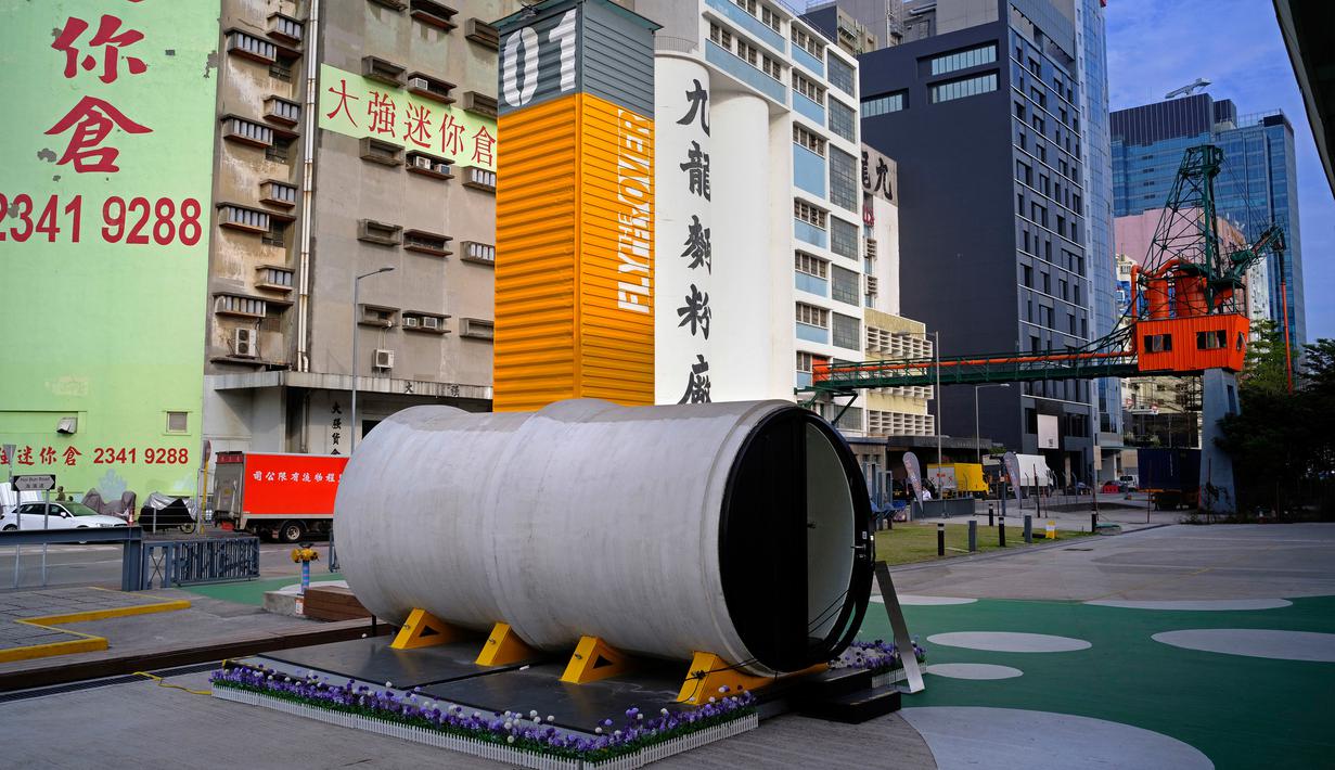 Tampilan rumah tabung OPod buatan arsitek James Law di kawasan industri Kwun Tong, Hong Kong (13/3). James Law ingin membuat rumah impian dari pipa yang terjangkau untuk warga Hong Kong. (AP Photo / Vincent Yu)
