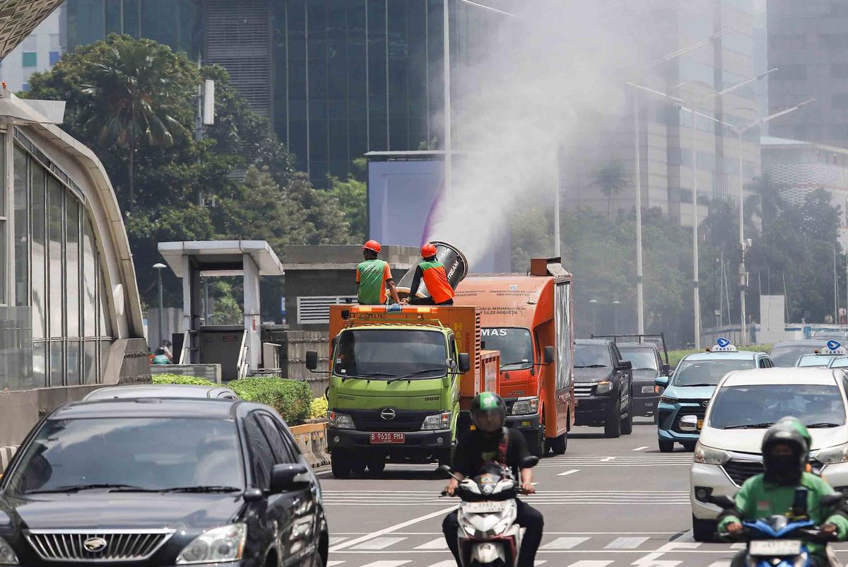 FOTO:  Ribuan Liter Water Mist Disemprotkan untuk Kurangi Polusi Jakarta