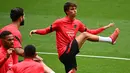 Gelandang Atletico Madrid, Joao Felix (kanan) menghadiri sesi latihan dengan rekan timnya di stadion Wanda Metropolitano di Madrid, Selasa (14/9/2021). Atletico Madrid akan menjamu FC Porto di laga pembuka fase Grup B Liga Champions 2021-2022 pada Kamis dini hari, 16 September. (GABRIEL BOUYS/AFP)