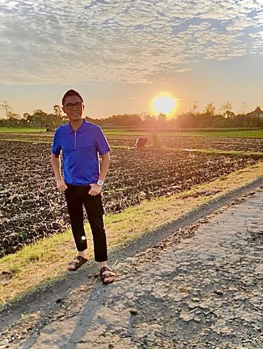 "Tidak semua orang tua punya pulsa untuk paket data. Mereka jangankan punya uang untuk paket data, untuk kebutuhan sehari-hari aja mereka masih kurang. Maka dari itu, kita yang support mengenai wifi gratis," kata Eko Patrio. (Instagram/ekopatriosuper)