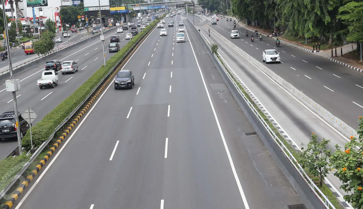 Kendaraan roda empat melintasi Jalan Tol Pancoran, Jakarta, Senin (12/9). Jalanan di Ibu Kota Jakarta tampak lengang pagi hingga menjelang siang karena warga sedang merayakan Idul Adha 1437 H. (Liputan6.com/Helmi Afandi)