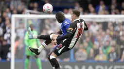 Bek Chelsea, Malang Sarr berebut bola dengan pemain Newcastle United, Javier Manquillo pada pertandingan lanjutan Liga Inggris di stadion Stamford Bridge di London, Minggu (13/3/2022). Chelsea menang tipis atas Newcastle 1-0. (AP Photo/Kirsty Wigglesworth)