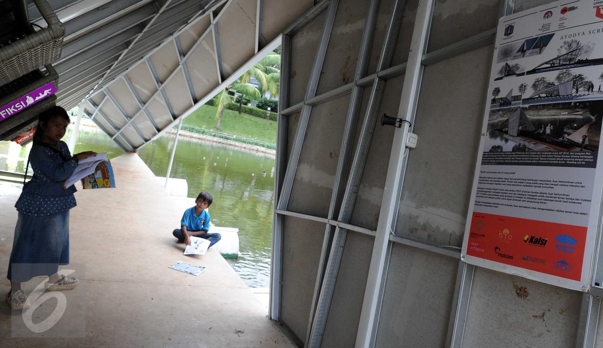 Seorang anak membaca buku di Perpustakaan Terapung di Taman Ayodya, Jaksel (22/12/2015). Pemprov DKI berencana akan membangun sarana seni dan edukasi di setiap taman di Jakarta. (Liputan6.com/Helmi Afandi)