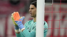 Kiper Bayern Munchen, Yann Sommer saat melawan RB Leipzig pada laga Bundesliga di Stadion Red Bull Arena, Sabtu (21/1/2023). Bayern Munchen harus puas bermain imbang saat bertandang ke markas RB Leipzig. (AP Photo/Matthias Schrader)