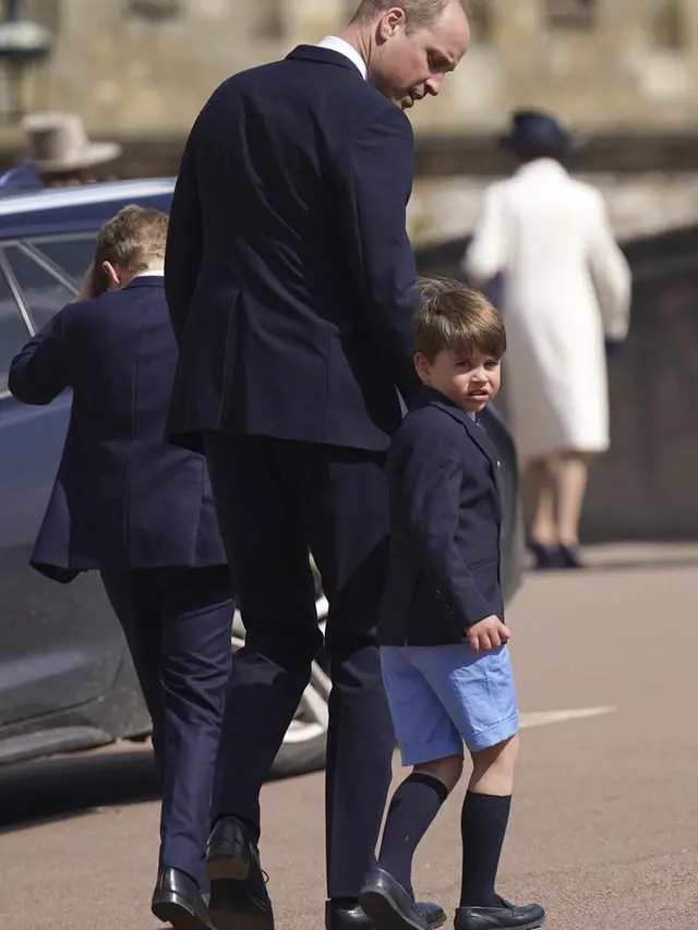 Pangeran Louis digandeng Pangeran William. Pangeran George, Pangeran William, Putri Charlotte, Pangeran Louis, dan Kate Middleton. (Yui Mok/Pool via AP)