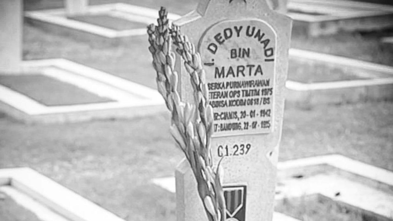 Panglima TNI Khusyuk Doa di Makam Sang Ayah