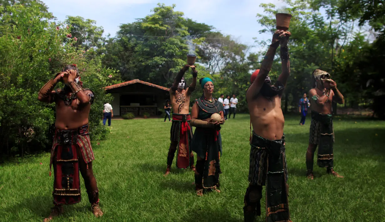 Para peserta melakukan ritual sebelum dimulainya pertandingan Bola Maya di dalam upacara kebudayaan di Aguilares, El Salvador 8 Juli 2016. (REUTERS/Jose Cabezas)