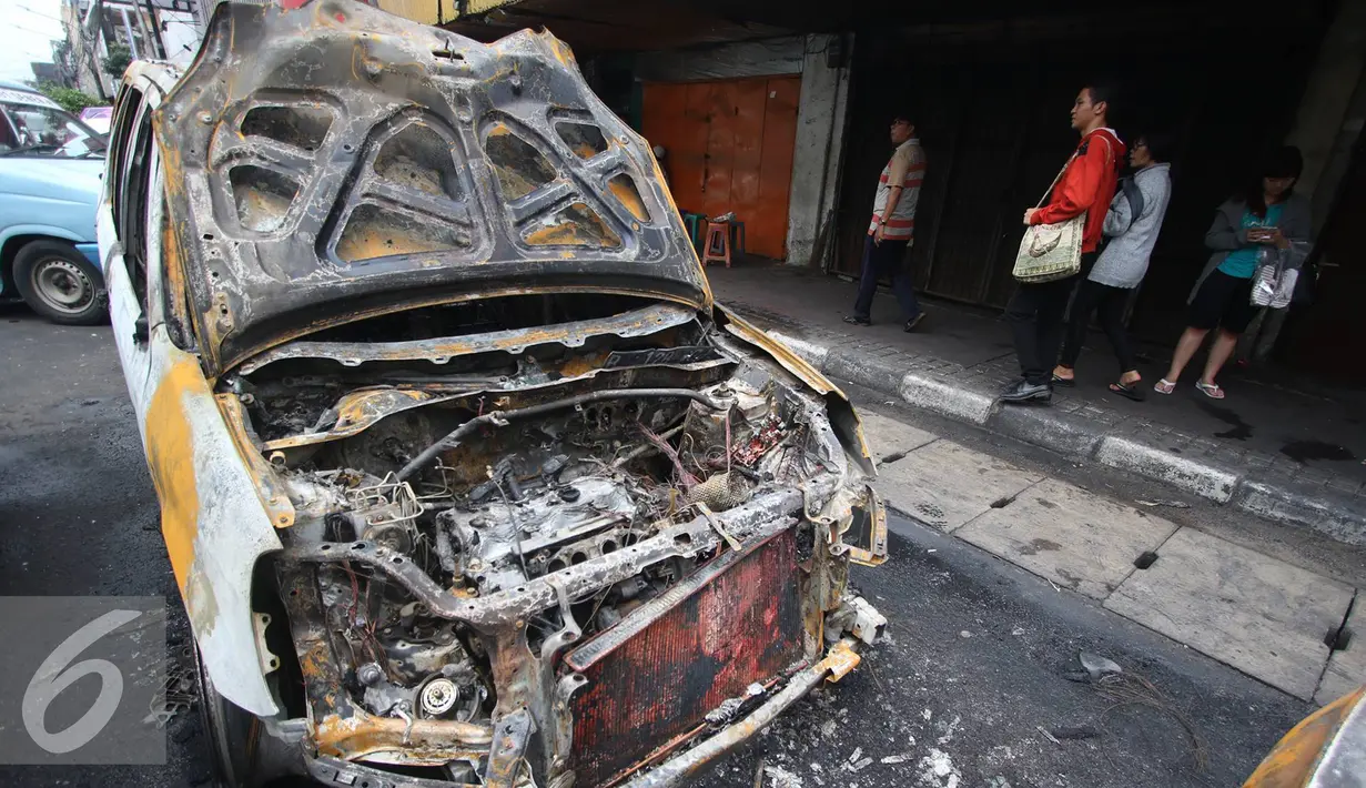 Kondisi mobil yang hangus terbakar di Pecenongan, Jakarta, Sabtu (11/2). Salah satu diantara mereka turun dan memecahkan kaca mobil Sedan Vios, lalu menyalakan sejenis bom molotov yang membakar mobil tersebut. (Liputan6.com/Immanuel Antonius)