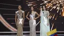 Harnaaz Sandhu dari India (tengah) bersama Lalela Mswane (Afrika Selatan) dan Nadia Ferreira (Paraguay) maju ke 3 besar selama kontes Miss Universe ke-70 di Eilat, Israel, Senin (13/12/2021). (AP Photo/Ariel Schalit)
