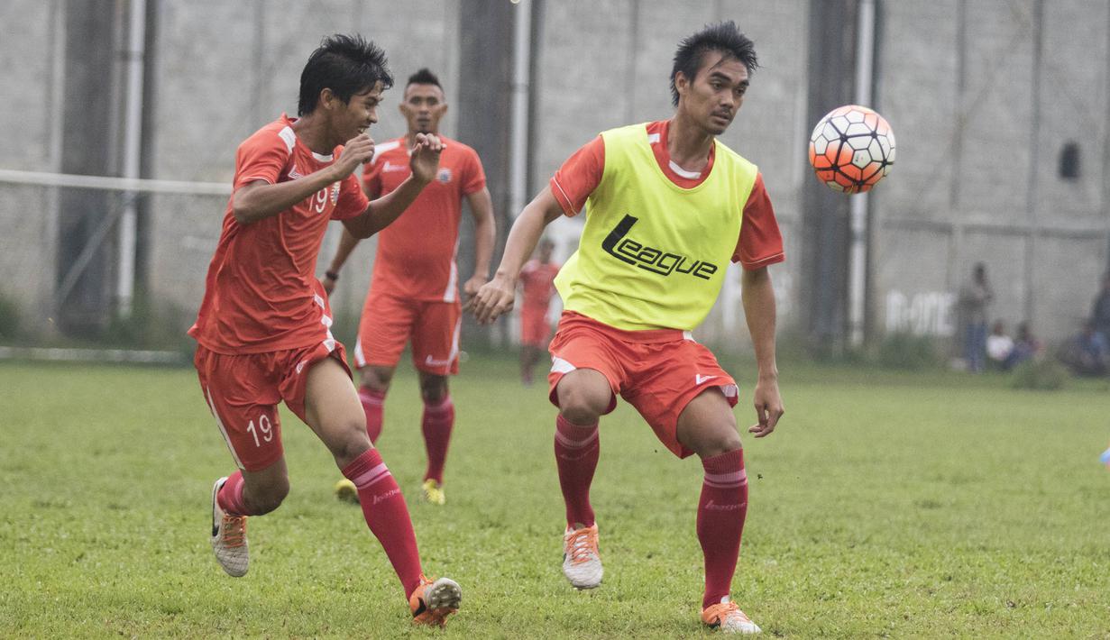 Pemain Persija, Vava Mario berusaha mengontrol bola pada latihan perdana jelang babak 8 besar Piala Jenderal Sudirman di Lapangan Sawangan, Depok, Jawa Barat, Jumat (4/12/2015). (Bola.com/Vitalis Yogi Trisna)