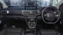 Dashboard mobil ini sangat tidak mengesankan sebuah kendaraan kerja layaknya double cabin lainnya. Interior Peugeot Landtrek terbilang mewah dari segi desain berkat elemen-elemen khas Peugeot yang terlihat futuristis. Setir flat bottom, pengontrol AC dual zone, tombol-tombol berdesain mewah, hingga head unit floating menjadikan interiornya berbeda dengan mobil sejenisnya. (Source: paultan.org)