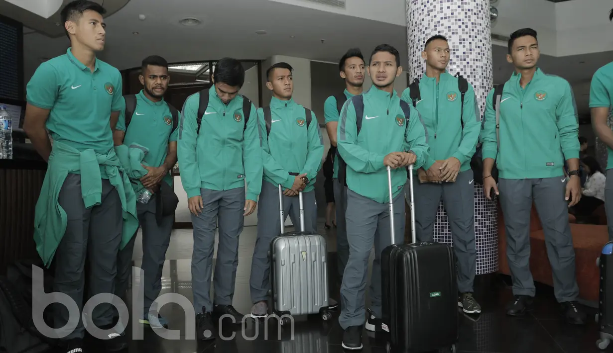 Sejumlah pemain Timnas Indonesia U-22 jelang keberangkatan ke Kamboja di Jakarta, Senin (05/06/2017). Timnas Indonesia U-22 akan menghadapi laga uji coba melawan Kamboja pada 8 Juni 2017. (Bola.com/M Iqbal Ichsan)