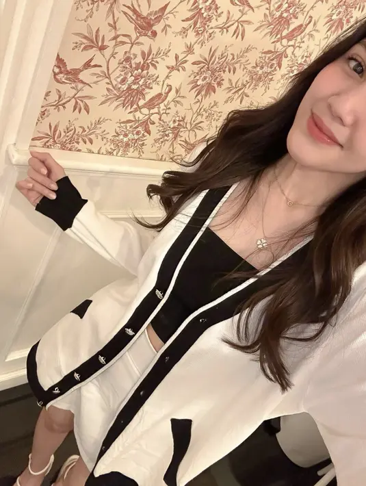 Ingin bergaya klasik, cardigan dengan list hitam akan menampilkan kesempurnaan gaya yang nyata.  [Foto: Instagram/  Shasa Zhania]