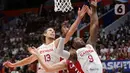 Pemain timnas basket Kanada, Kelly Olynyk (kiri) dan RJ-Barrett saat melawan Latvia pada laga terakhir penyisihan Grup H FIBA World Cup 2023 di Indonesia Arena, Gelora Bung Karno, Jakarta, Selasa (29/8/2023). (Liputan6.com/Helmi Fithriansyah)