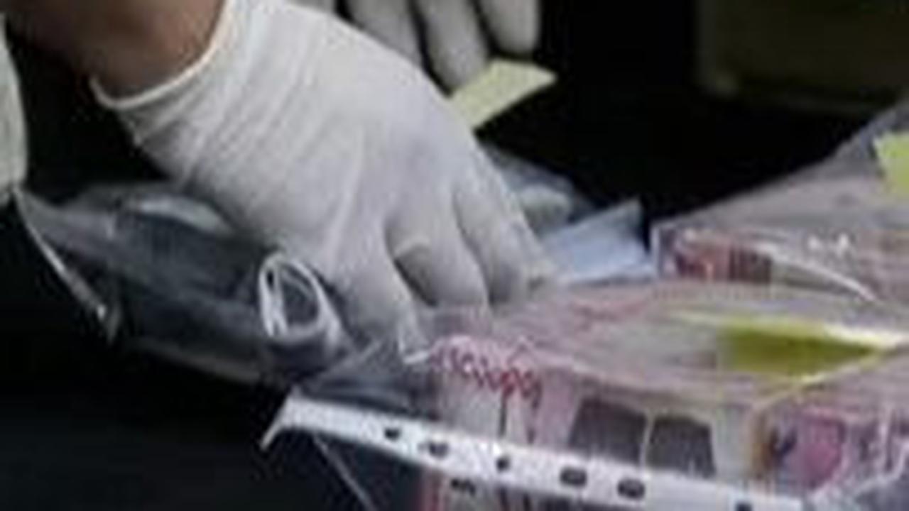 Petugas Komisi Pemberantasan Korupsi (KPK) menunjukkan sejumlah uang hasil Operasi Tangkap Tangan (OTT) Bupati Labuhanbatu Erik Adtrada Ritonga di Gedung Merah Putih, Jakarta, Jumat (12/1/2024).