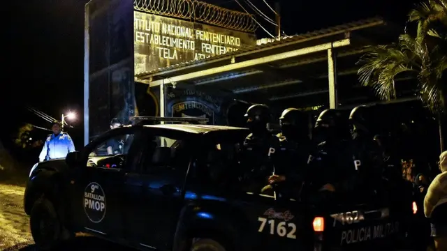 Polisi Honduras di lokasi kerusuhan penjara.