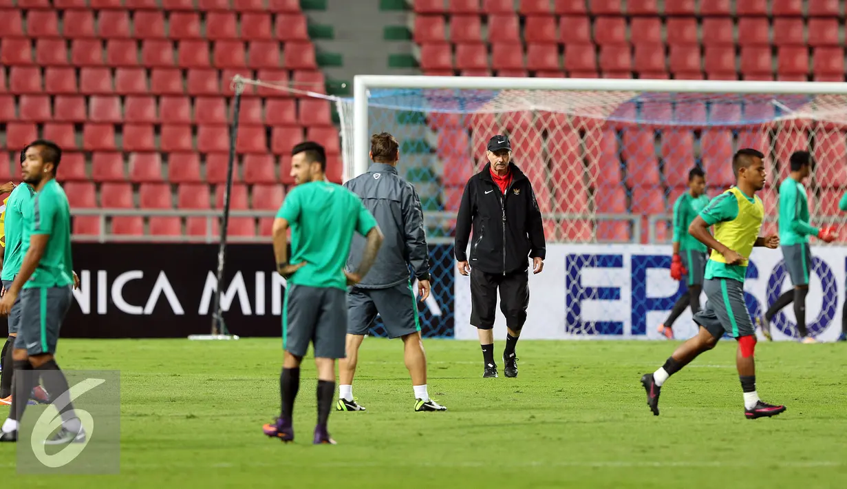 Pemain Timnas Indonesia beristirahat di sela sela latihan jelang final kedua Piala AFF 2016 di Rajamangala Stadium, Bangkok, Thailand, Jumat (16/12). Indonesia akan melakoni laga tandang lawan Thailand. (Liputan6.com/Helmi Fithriansyah)