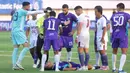 Bek Persita Tangerang, Ryuji Utomo, terkapar di lapangan setelah mengalami cedera hingga mengeluarkan darah setelah berbenturan dengan pemain Persik Kediri, Ramiro Fergonzi. (Bola.com/M Iqbal Ichsan)