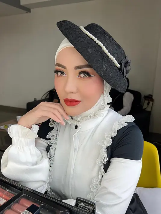 <p>Beberapa gaya hijab Bella Shofie dengan topi terlihat sangat glamor. Penampilannya pun semakin cantik dengan pilihan oufit yang sesuai. (FOTO: instagram.com/bellashofie_rigan/)</p>