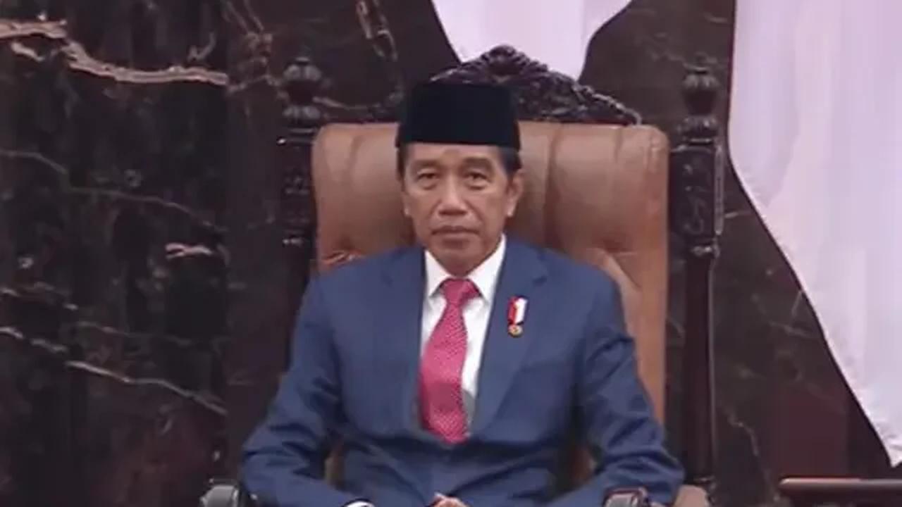 Jokowi tidak menyebut dengan Capres siapa fotonya dipakai. Namun menanggapi hal itu, Jokowi mengaku tidak mempermasalahkan.