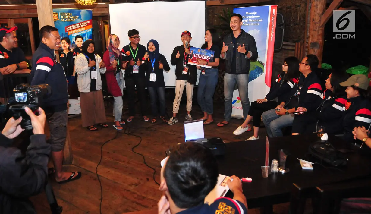 Salah satu kelompok dari finalis Citizen Journalist Academy tampil saat malam keakraban di Jambore Citizen Journalist Academy Energi Muda Pertamina di Cikole, Bandung (15/11). (Liputan6.com/Helmi Afandi)