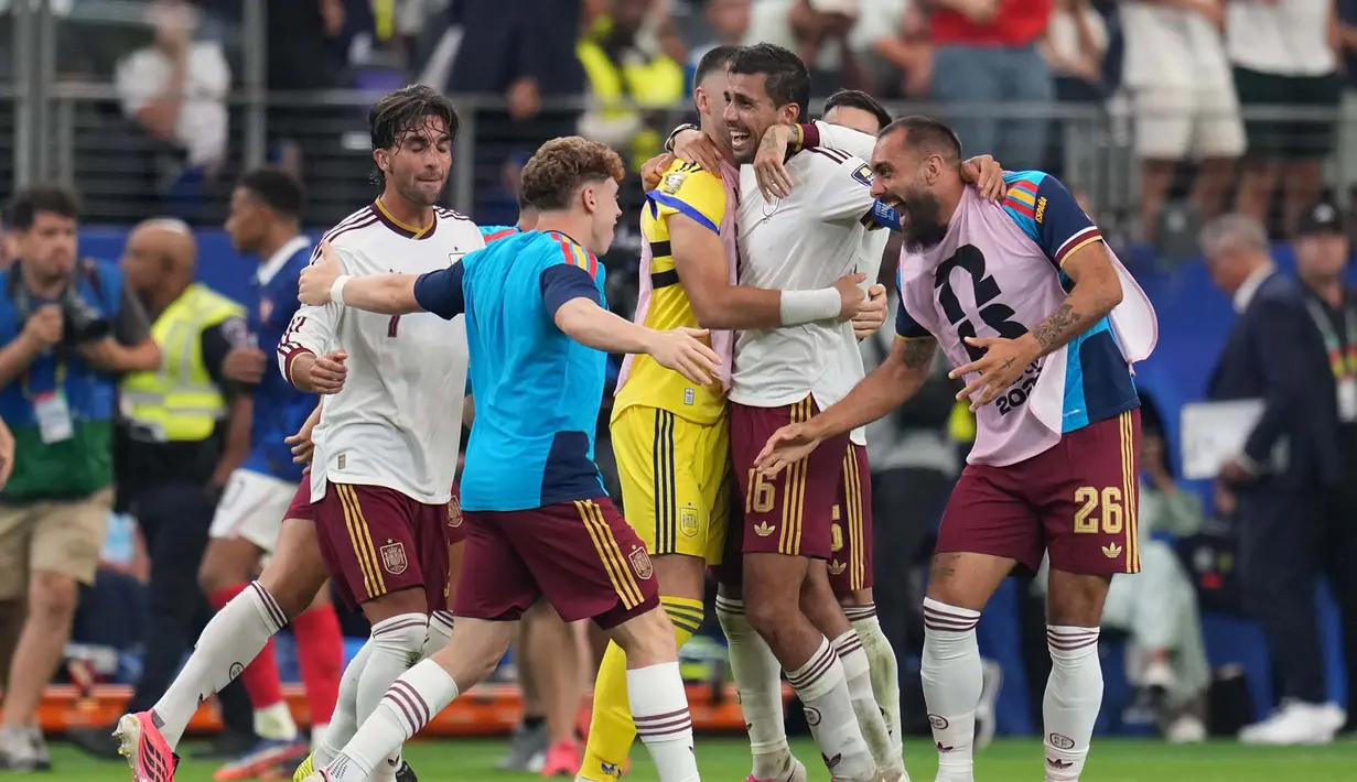 Para pemain Spanyol merayakan kemenangan setelah pertandingan semifinal Piala Dunia antara Prancis dan Spanyol di Arlington, Texas, dekat Dallas, Selasa, 14 Juli 2026. (AP Photo/Abbie Parr)