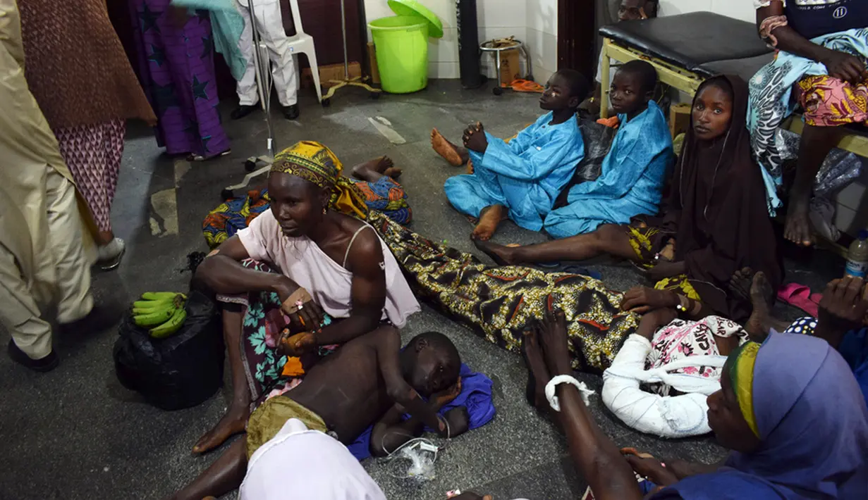 "Delapan puluh lima mayat sejauh ini telah dikuburkan sementara pencarian masih berlangsung," kata Badan Manajemen Darurat Nasional Nigeria (NEMA) dalam pernyataan yang menyebutkan anak-anak, perempuan dan orang tua termasuk di antara para korban tewas, seperti dilansir ABC News, Rabu (6/12). (AP Photo Kehinde Gbenga)