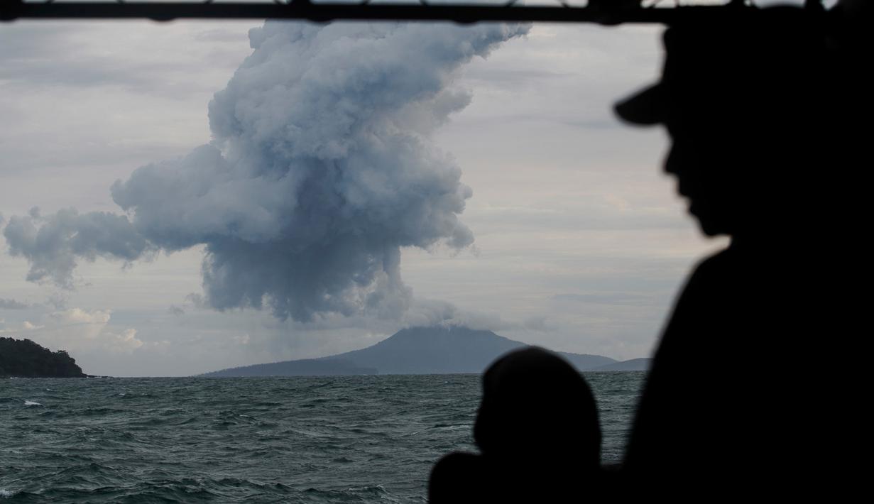 Personel TNI Angkatan Laut menyaksikan Gunung Anak Krakatau yang memuntahkan material vulkanik di perairan Selat Sunda (28/12). Pihak berwenang mengatakan pencarian korban terdampak tsunami akan berlanjut hingga Januari. (AP Photo/Fauzy Chaniago)