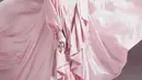 Cosplay Arabian princess lain yang tak main-main adalah dari Ashanty. Lihat bagaimana megahnya kostum berwarna pink yang dikenakan Ashanty, makeup bold, hingga aksesori yang menutupi wajah hingga lehernya, penampilan yang tak hanya totalitas, tapi juga memesona. [Foto: Instagram/ashanty_ash]
