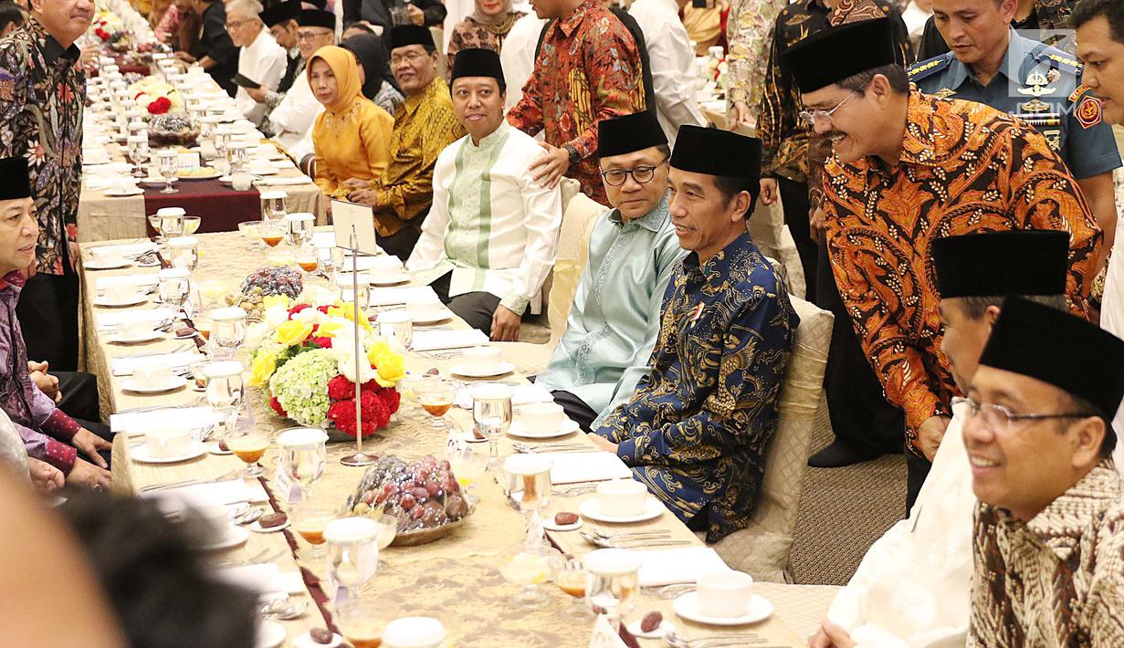 Presiden Jokowi didampingi Ketua MPR Zulkifli Hasan dan Ketua DPR Setya Novanto saat menghadiri acara buka puasa bersama Anggota DPD RI di Kediaman Ketua DPD, Kuningan, Jakarta, Selasa (6/6). (Liputan6.com/Angga Yuniar)