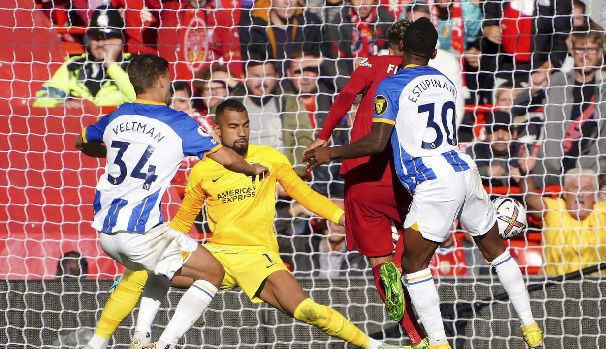 Sembilan menit babak kedua berjalan, Liverpool berhasil menyamakan skor 2-2 kembali lewat aksi Roberto Firmino. Kali ini ia berhasil memanfaatkan umpan yang dilepaskan Luis Diaz untuk menaklukkan kiper Brighton, Roberto Sanchez. (PA via AP/Peter Byrne)