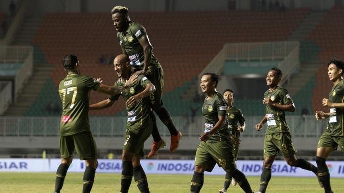 Striker Tira Persikabo, Loris Arnaud, merayakan gol yang dicetaknya ke gawang Borneo FC pada laga Shopee Liga 1 di Stadion Pakansari, Bogor, Minggu (1/9). Borneo tahan imbang 2-2 Tira Persikabo. (Bola.com/Yoppy Renato)