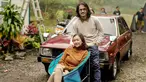 Setelah lima tahun enggak main film, pelantun lagu Mari Bercinta Aura Kasih kini menghibur kembali para penggemarnya. Dalam menjalani syutingnya ini ia sempat mengalami kendala saat harus mengasuh buah hati. Namun kendala ini dapat dilalui dengan dukungan para pemain dan crew. (Liputan6.com/IG/@aurakasih)