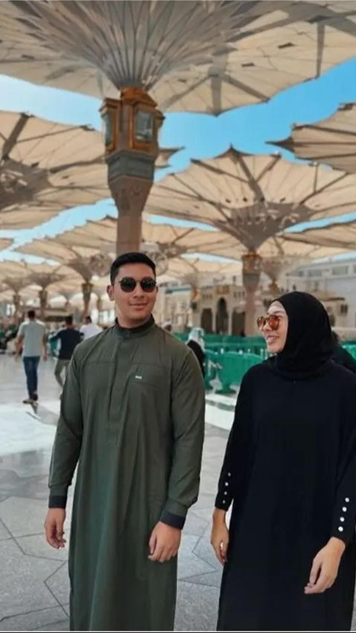 Selain bersama ayahnya, Darma juga menjalankan ibadah umrah bersama adiknya, Gayanti Hutami, yang terlihat menggunakan hijab dan busana serba hitam.