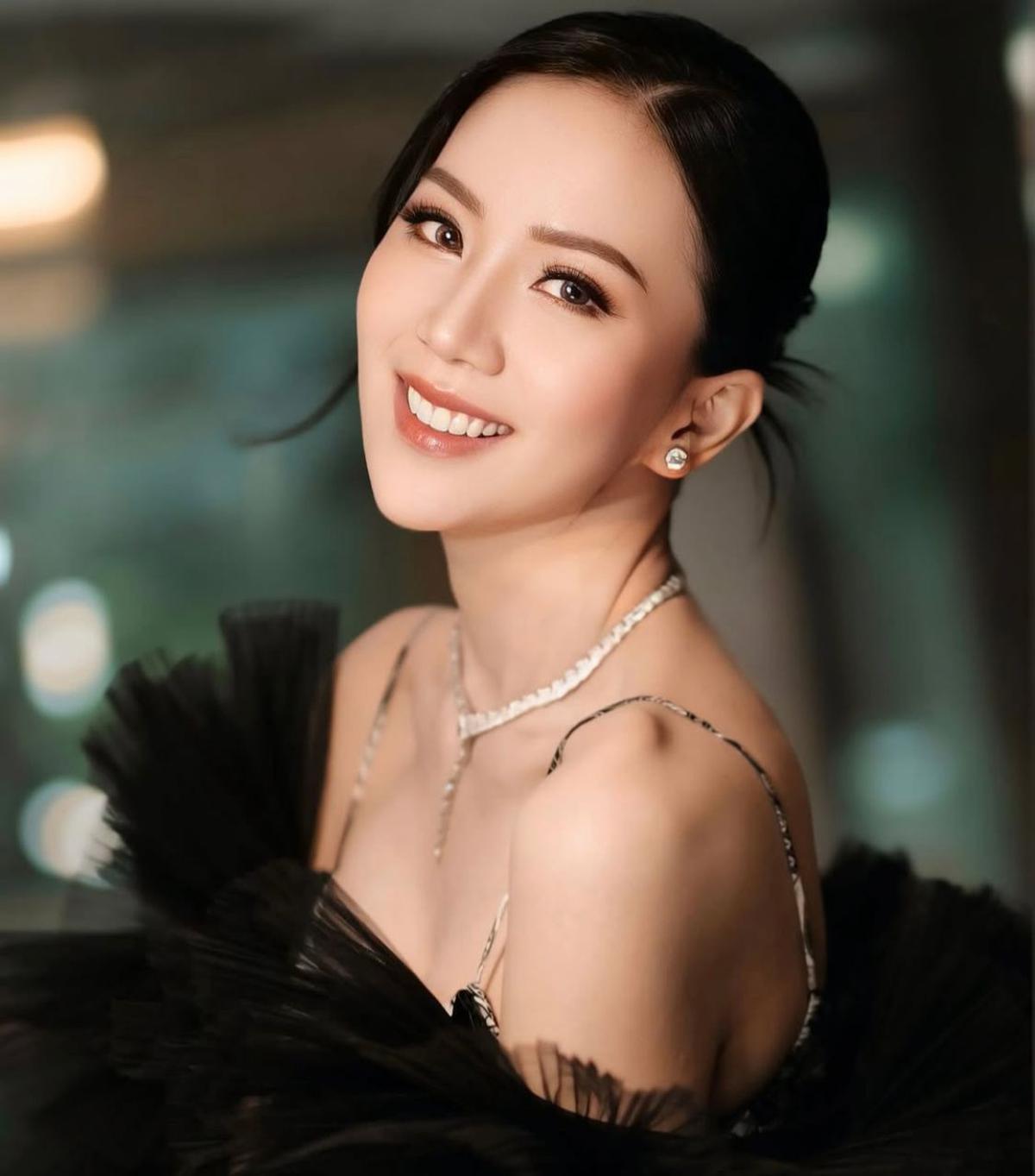 7 Potret Agnes Jennifer Tampil Stunning dengan Fashion Uniknya, Netizen: Gayung Lope Lewat