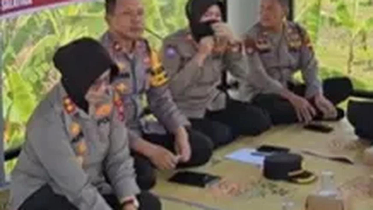 Potret Kapolres Perempuan 'si Anak Kolong' Dengar Curhatan Warga di Tengah Sawah, Anginnya Sepoi-sepoi Masalah Langsung Hilang
